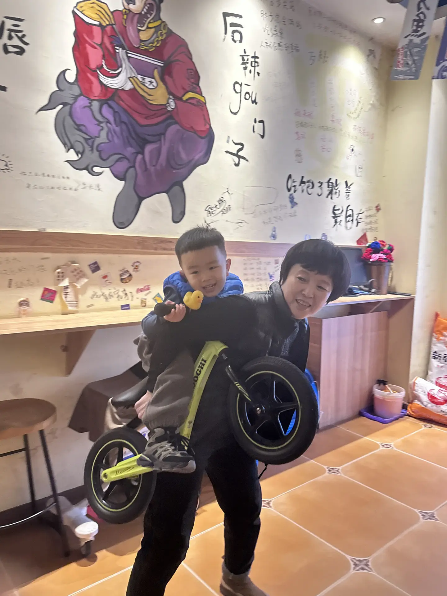 来自奶奶的爱 必须让奶奶背着他再背着车车 然后来回跑啊跑 少一个都不行