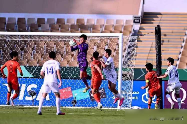 进1球0失球入四强，越南媒体看懵了。
4场比赛，只捅破一次对手球门，自己城门却