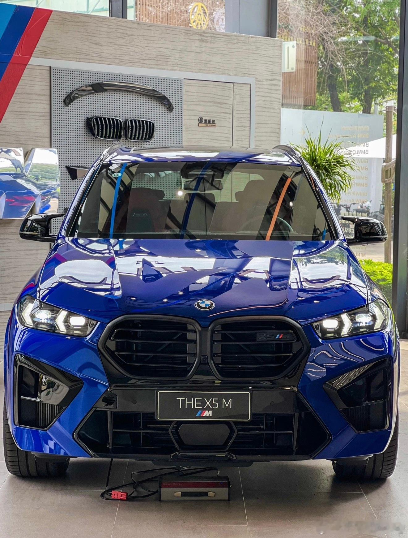 宝马X5M  滨海湾蓝/银石指导价1448900元选装818M型双色35000真