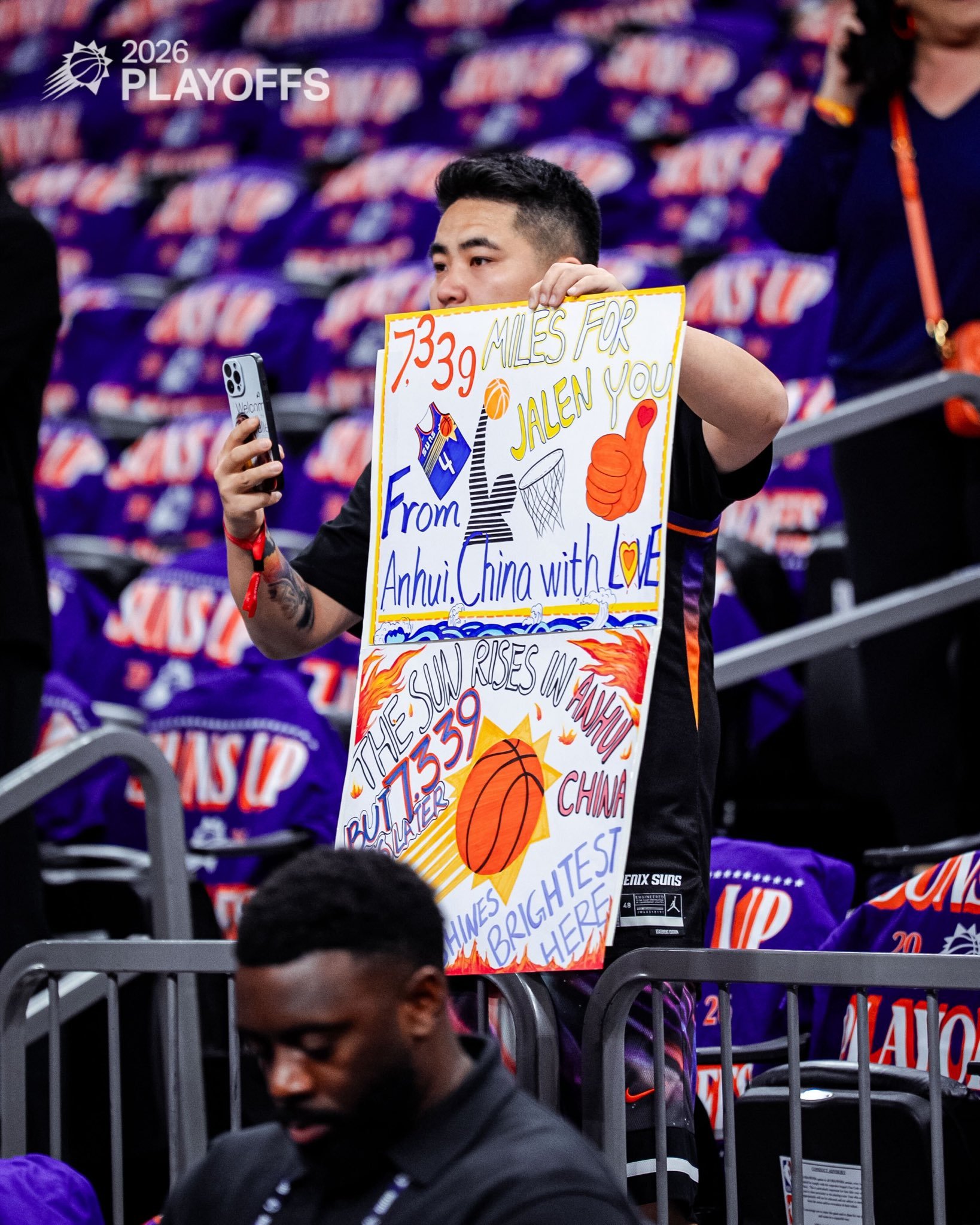 哇丢这是一位来自安徽的球迷，不远万里去太阳队主场为杰伦·格林助威加油，助威牌特意