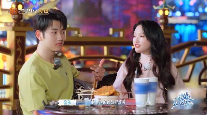孙丞潇问孙杨明年泳裤会不会穿红色家里长辈一起看综艺，都夸孙丞潇心思细腻，观察得格