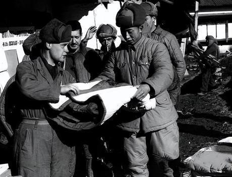 1952年，朝鲜战场上，志愿军抓获了一名间谍，搜身时，志愿军战士在间谍胸前一摸，