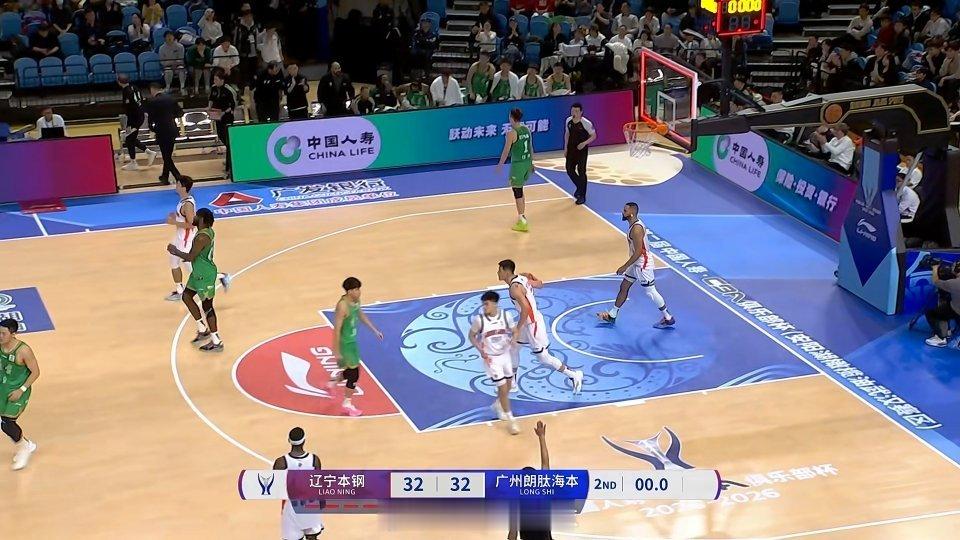 中场主持人喊话：两边的表现精不精彩？球迷：精彩cba俱乐部杯赛