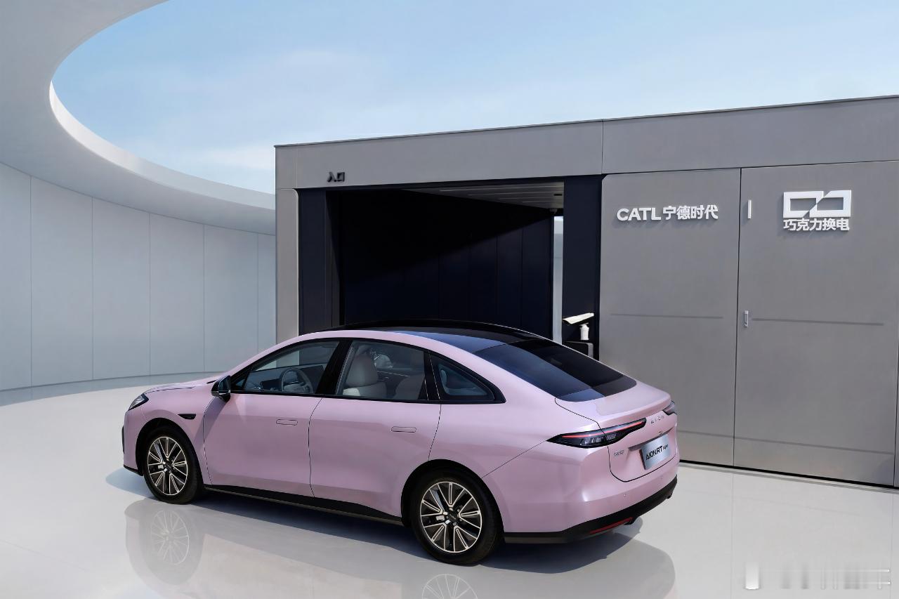 掐指一算，今天上新9款新车。凯美瑞2.0HXS 光辉版磨砂金上市，传祺M8 2.