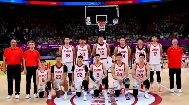 中国男篮这套阵容，真有点东西。后卫线上，赵继伟穿针引线，胡明轩回归直接上膛，贺希
