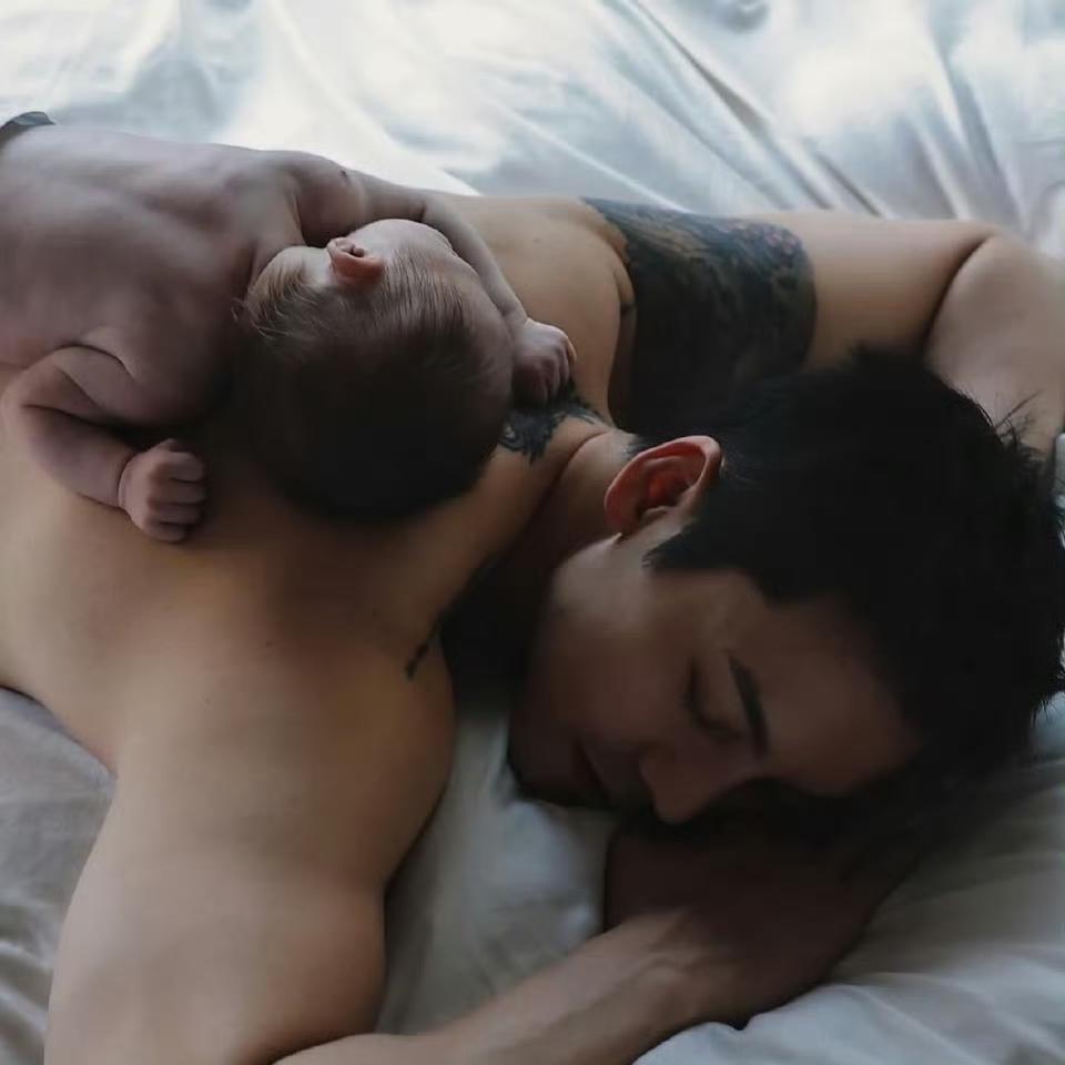 1月2日，何穗首次晒出儿子的照片，照片中儿子趴在爸爸陈伟霆背上睡的好香，新手爸爸