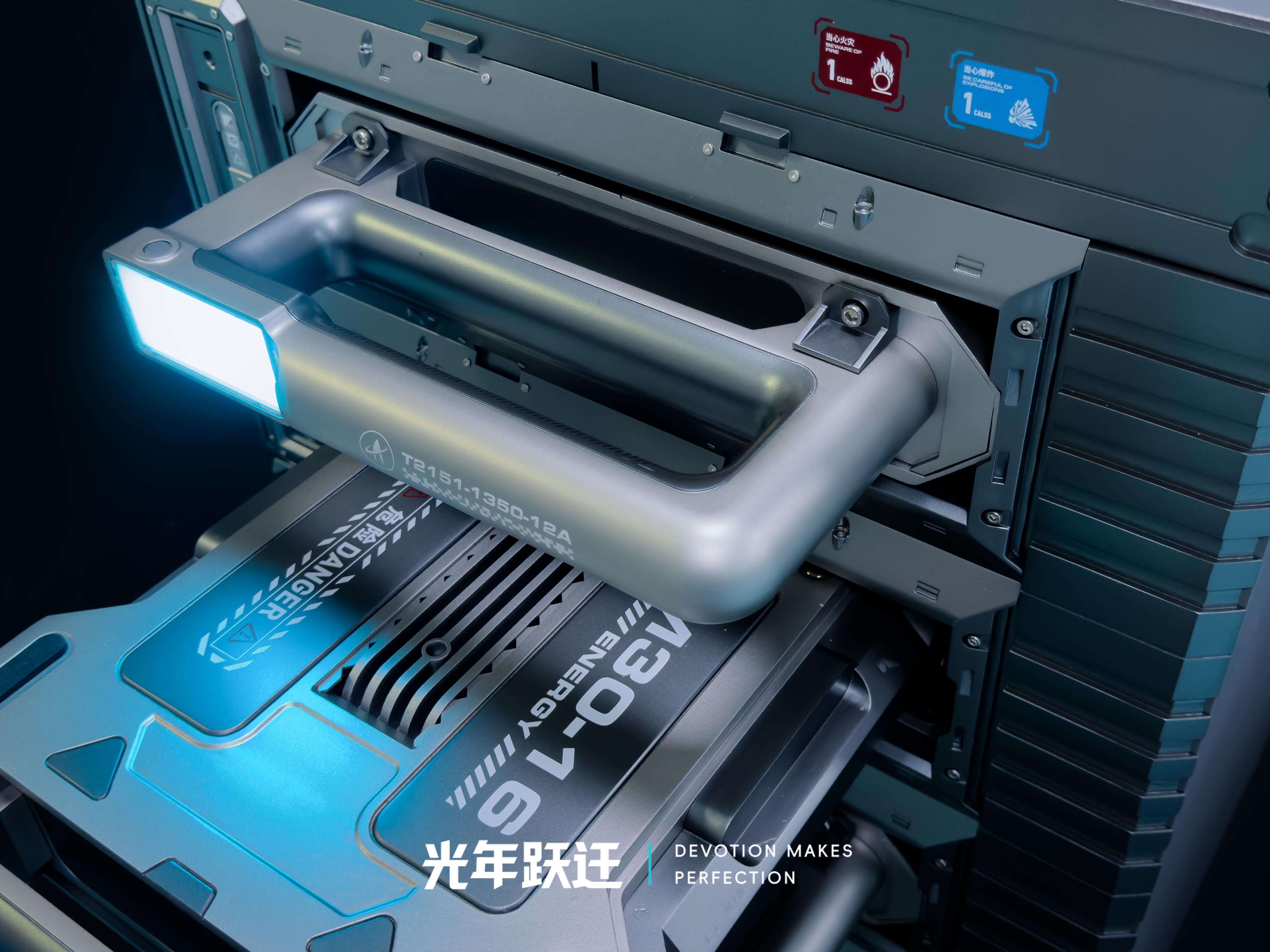 老手艺人坚持手搓实景飞船电影星河入梦