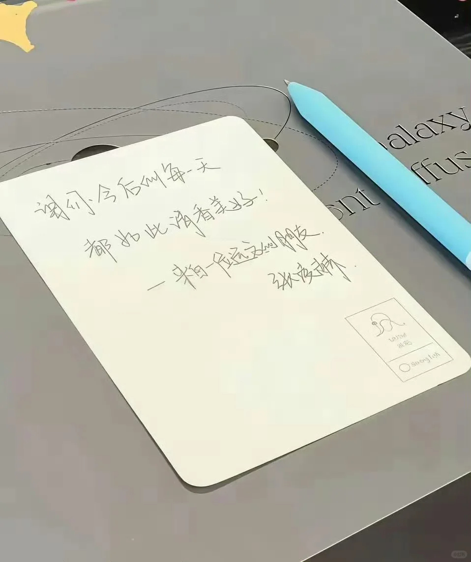 张凌赫被记者夸赞写字好看张凌赫回应字迹出圈 近日为公益纪录片《凌探未来》宣传，现