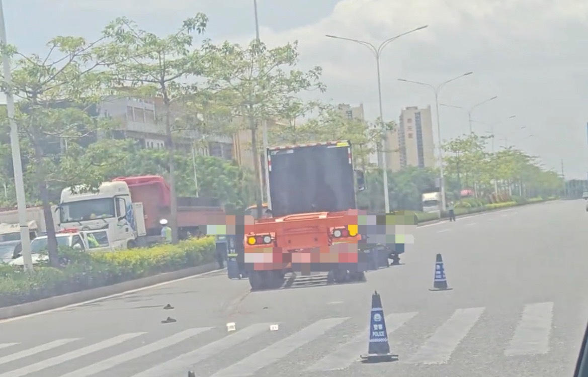 【玉林某大队路口一骨架车旁盖挡板】6月23日，网友爆料称：玉林市玉博大道某大队红