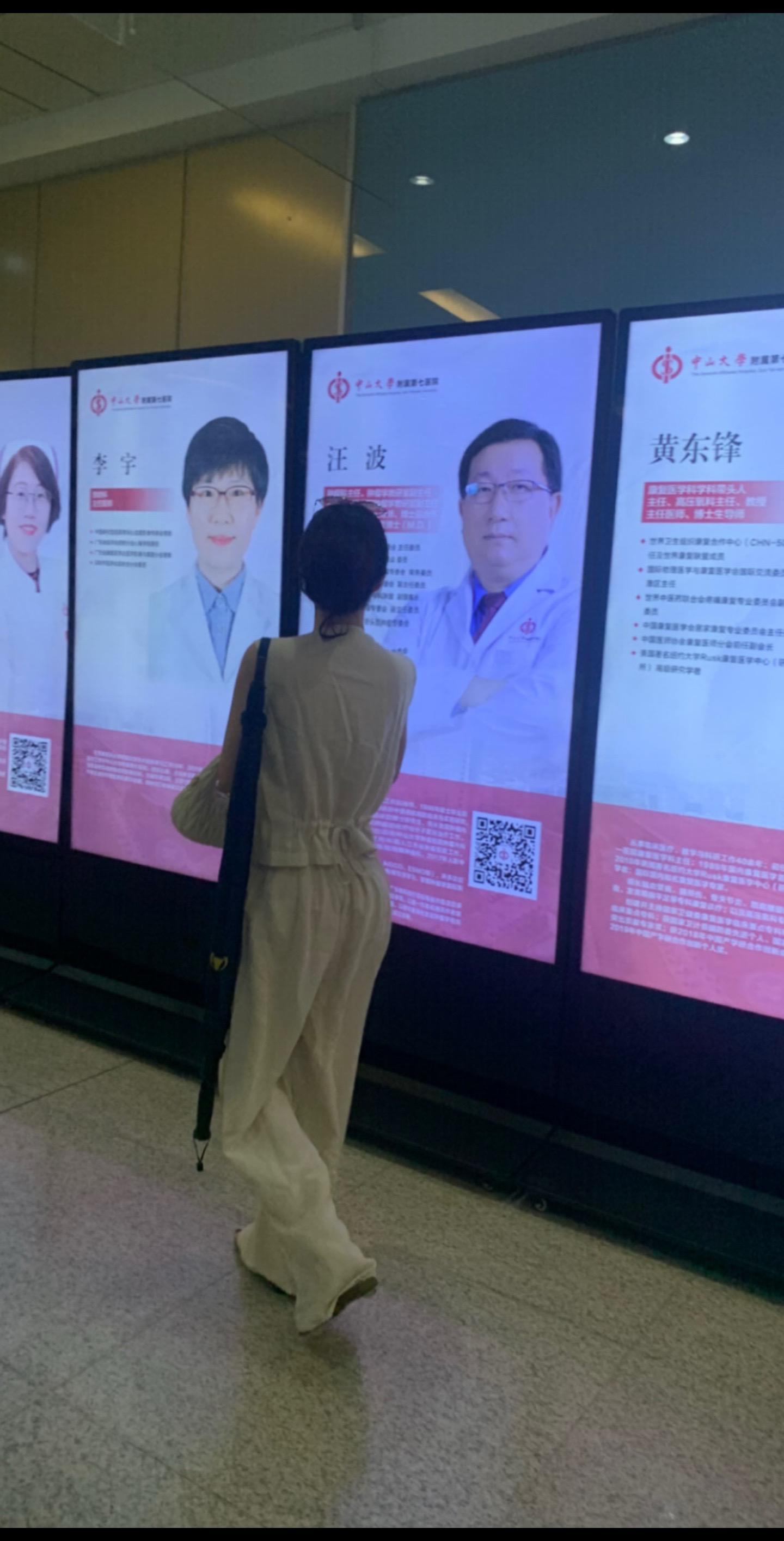 你工作那么忙 不用总是来看我的  我说 我有空就会来看你的 老妈”
