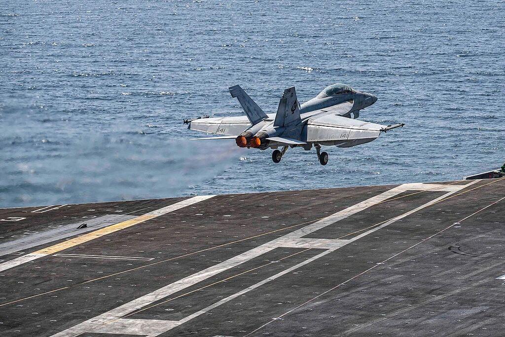 伊朗突然甩出重磅消息：
导弹+无人机多次袭击美军第五舰队总部，
还向“林肯”号航