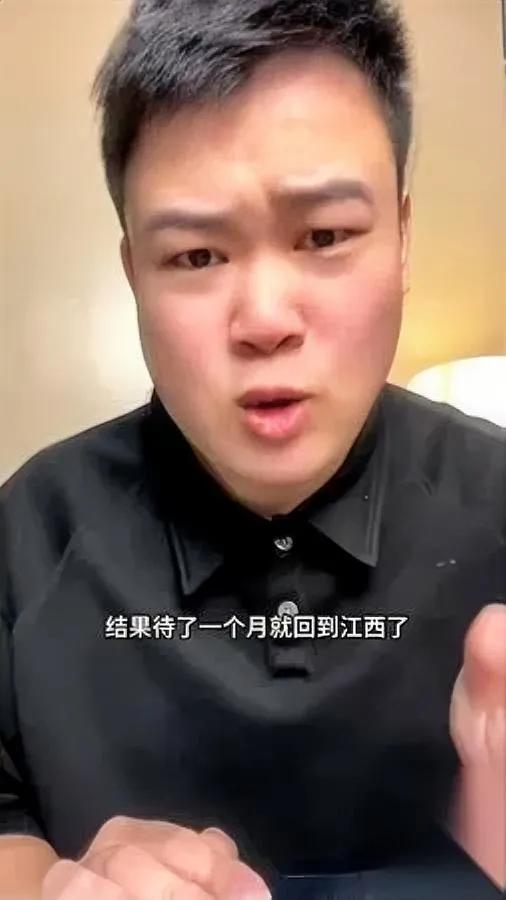 叶妈回国了，一个人。

儿子没跟。

飞机落地那刻她还在回头，空通道像咧开的嘴，