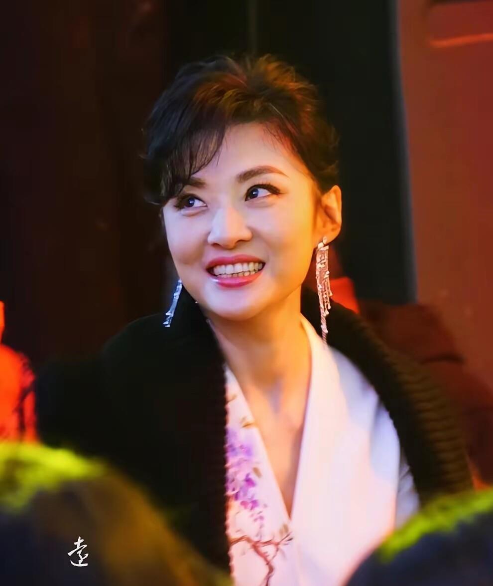 发现了吗？周涛没有发文悼念敬一丹，董卿也没有发文悼念。那么问题就来了：为什么倪萍