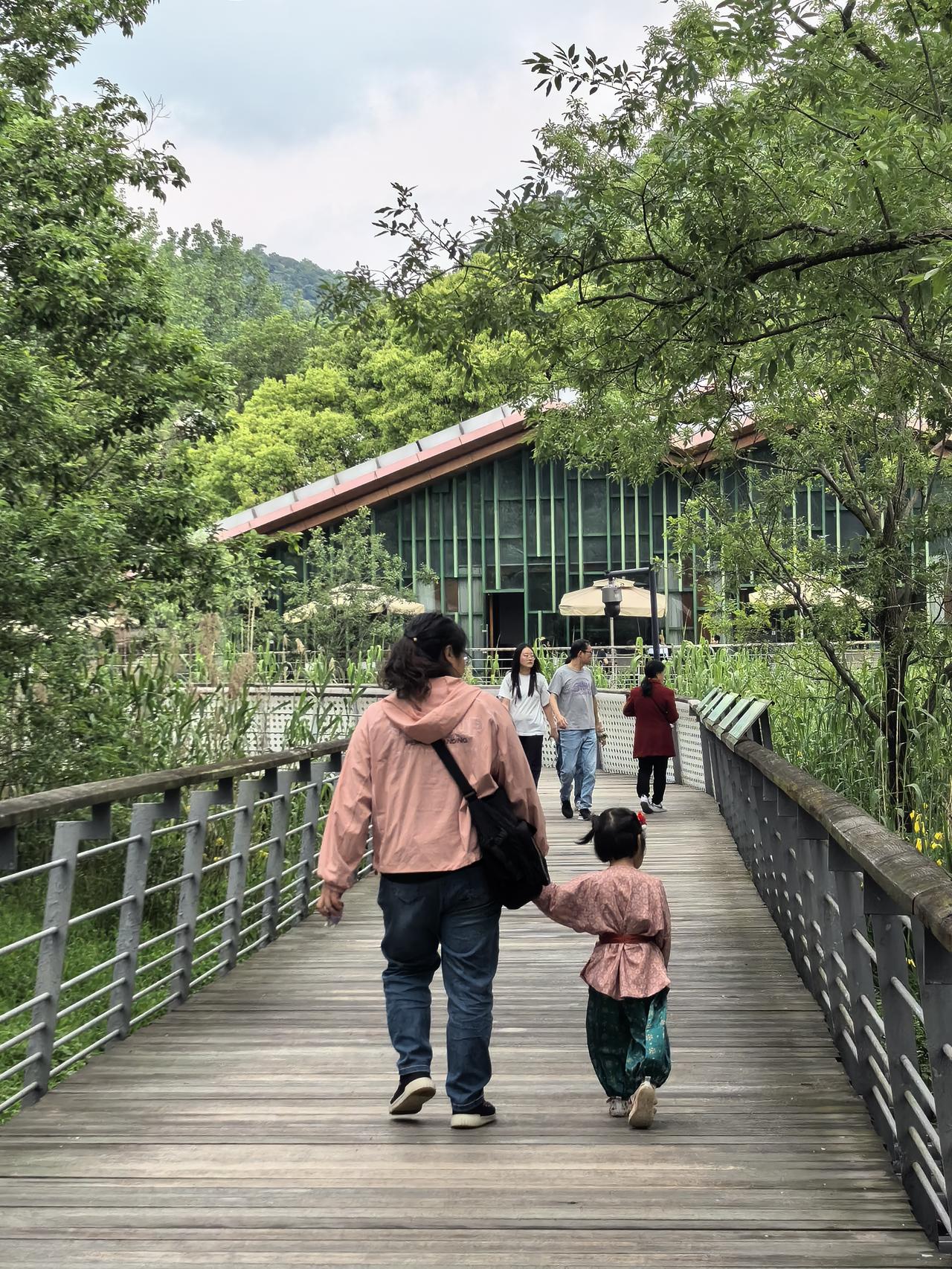 【热评】坚冰岂可以沸水融化
孩子耍脾气反锁房门 父亲拆掉房门

今天，一段父亲粗