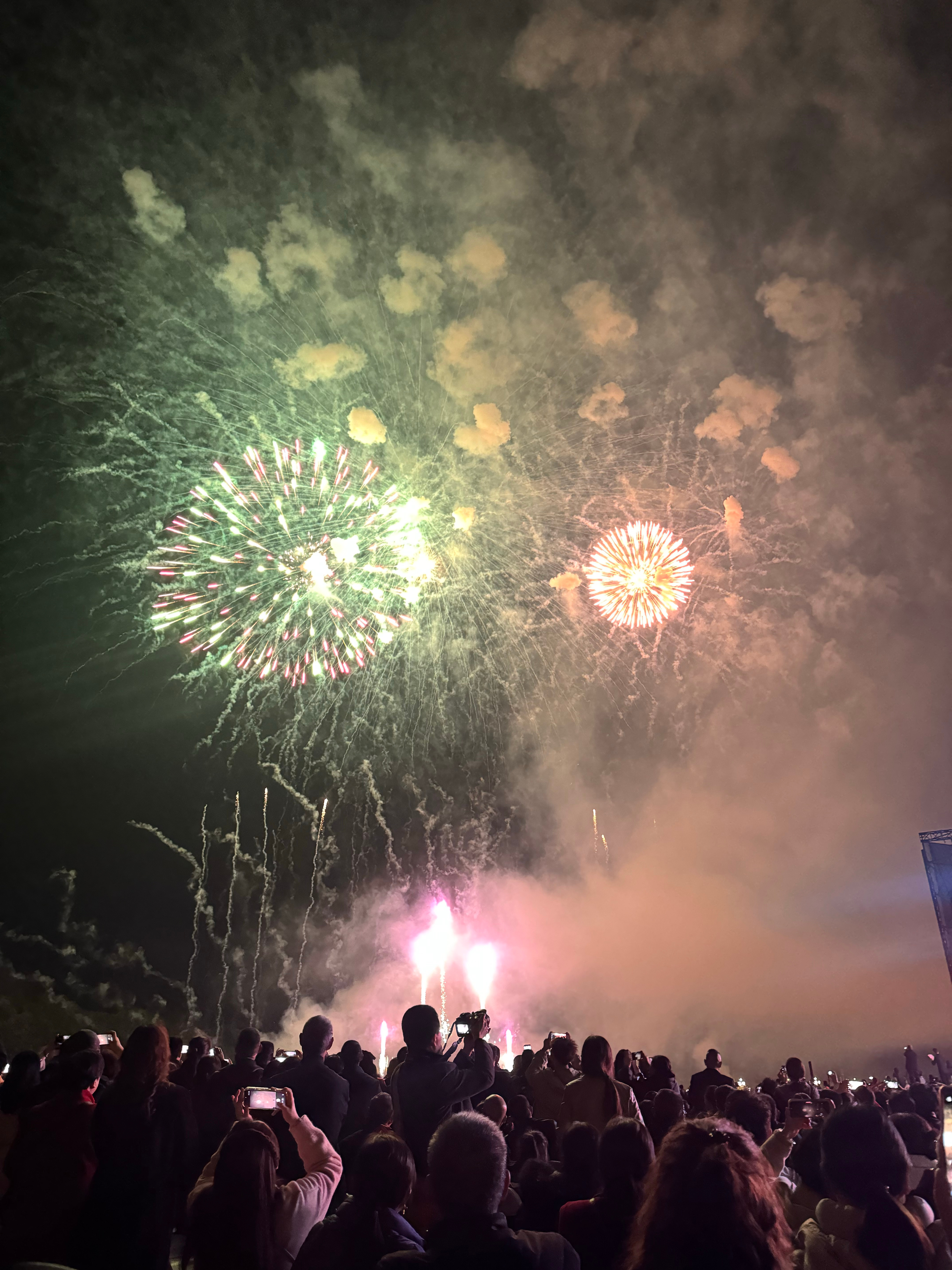 咱小地方有小地方的热闹！这烟花表演，20多分钟，太美了～老祖宗的东西，还是相当强