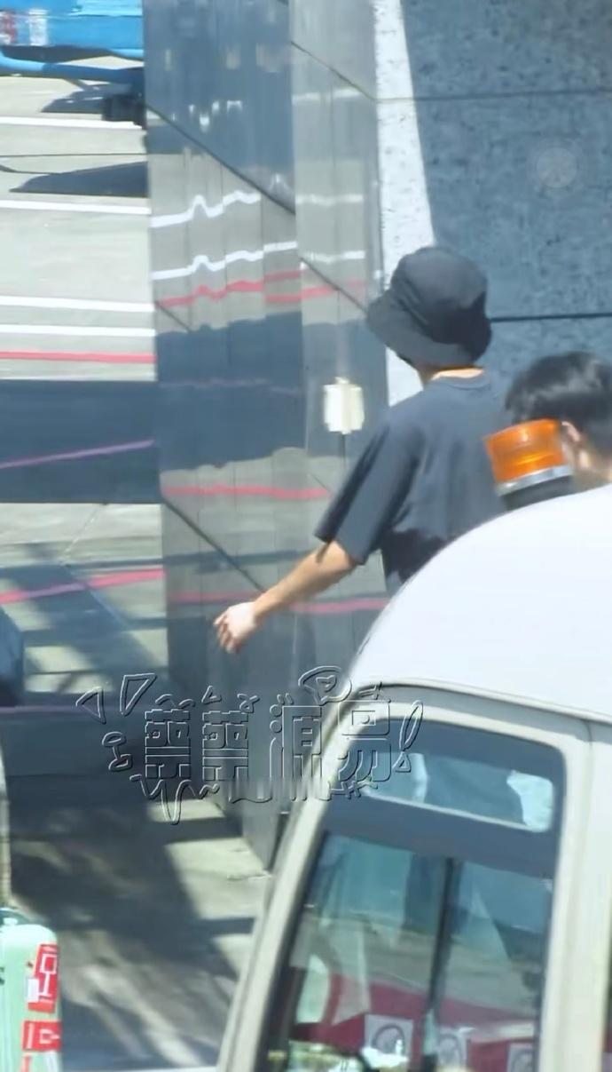 王源黑白手躲镜头、王源开始藏他的黑白手了 世界上怎么会有这么可爱的人；哈哈哈哈王