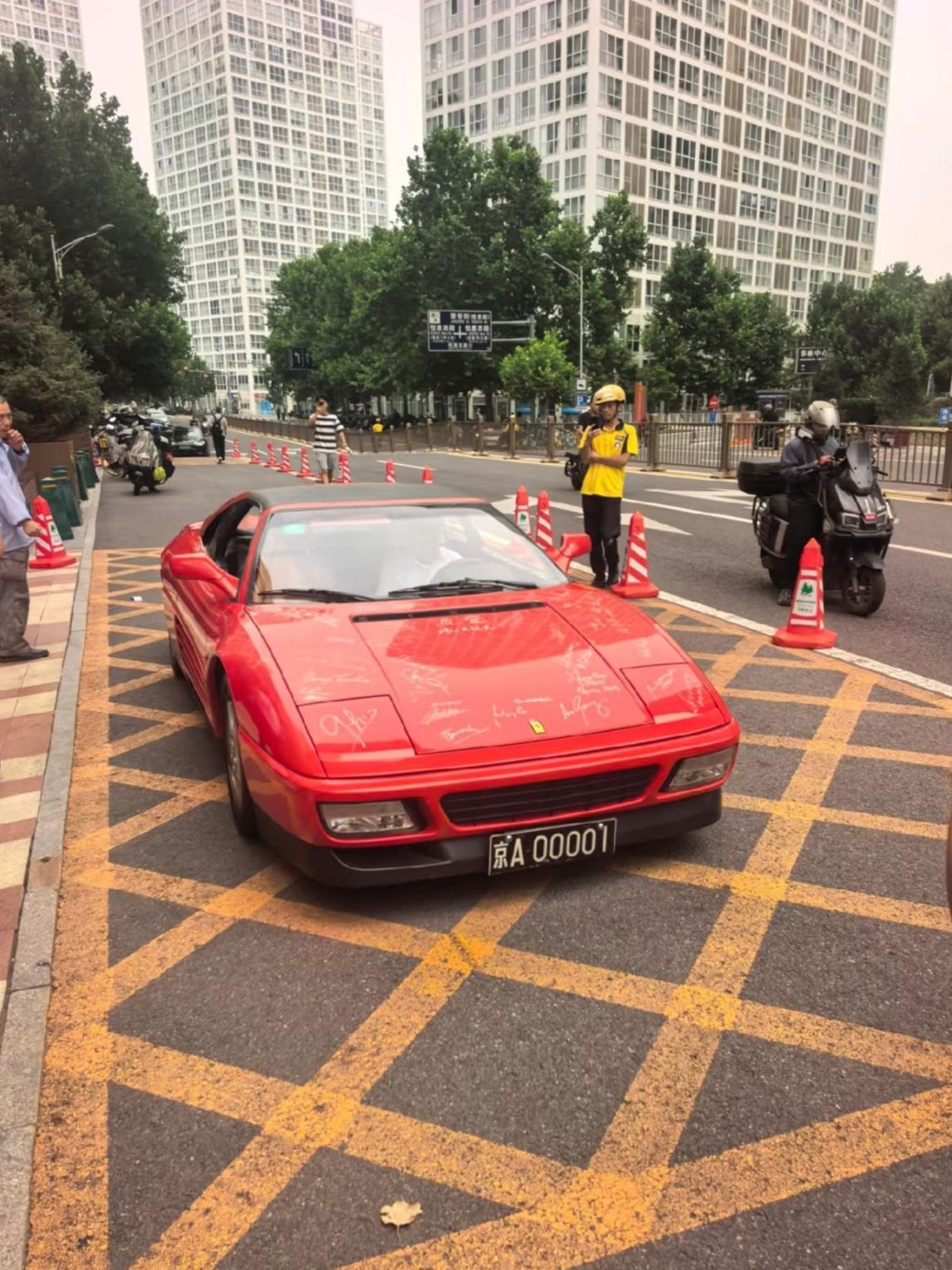 这是李晓华那台国内第一台法拉利，真的太震撼了

车牌看着就特别有排面，车身上满满