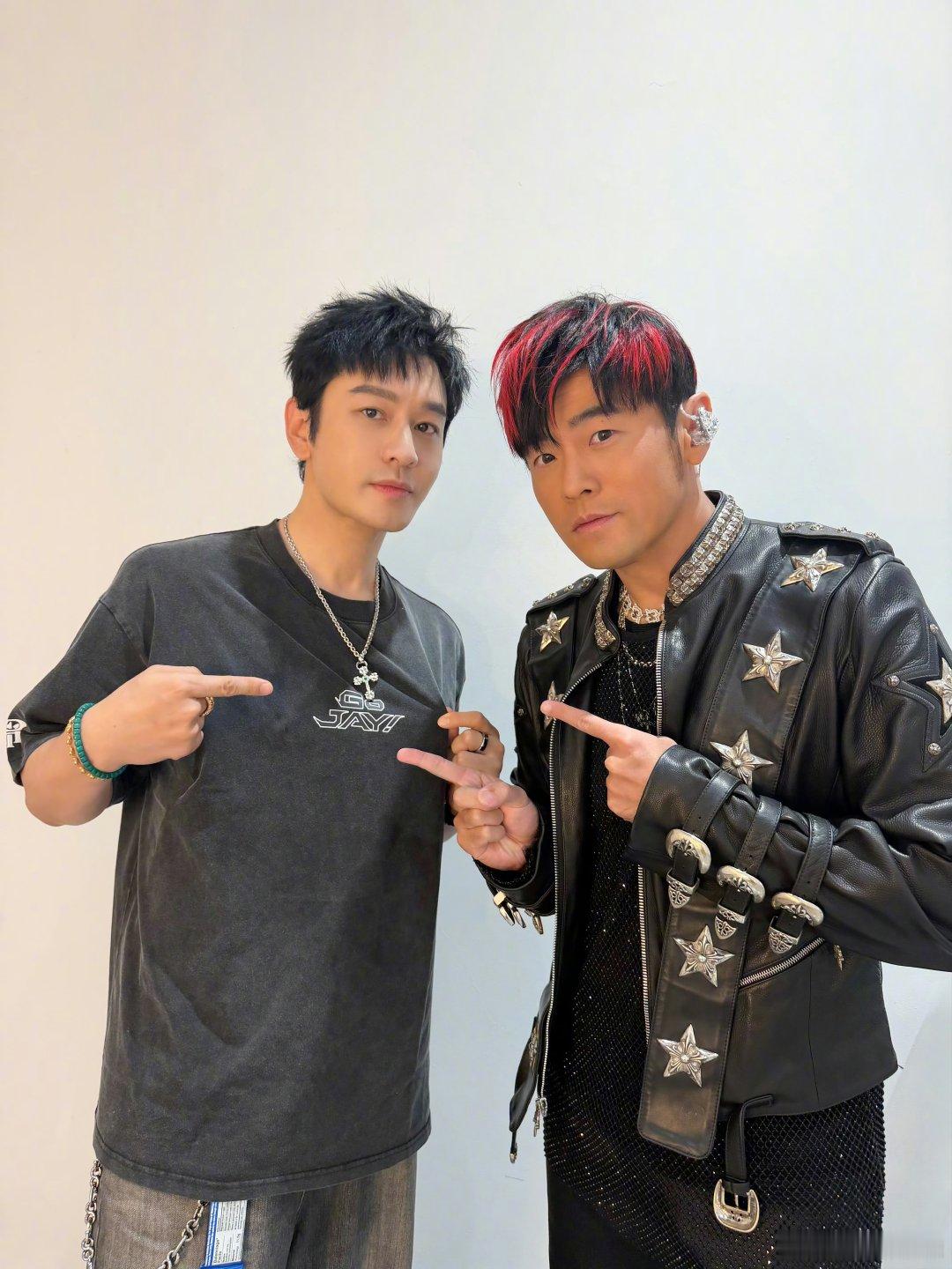 黄晓明和周杰伦合影黄晓明又和周董合影黄晓明说“GO！JAY！”，这简单几个字，感