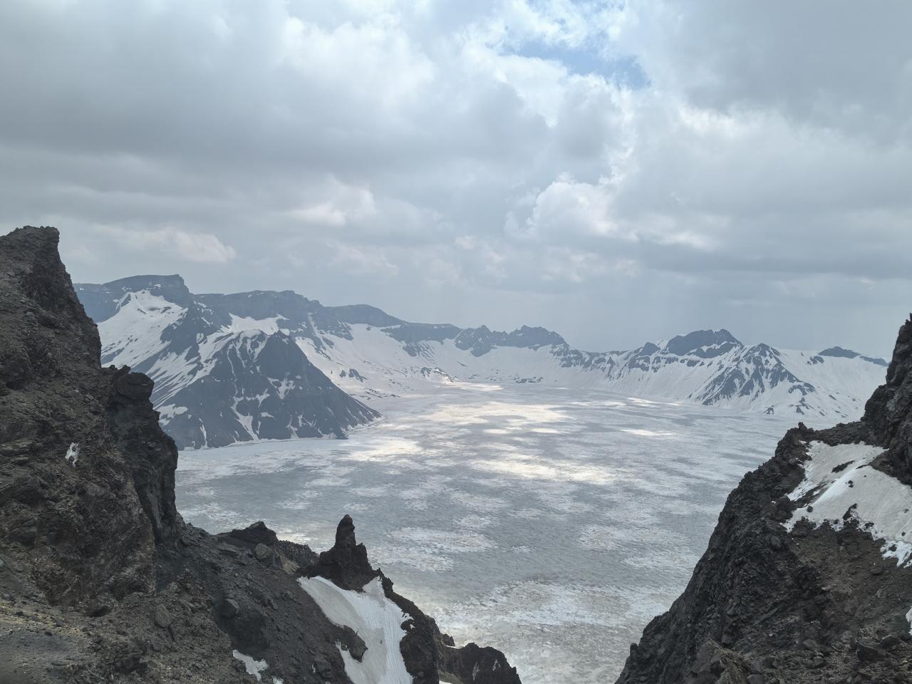 今年5月20日爬上了长白山景区的北峰，看神秘的天池。

长白山天池是火山爆发后形