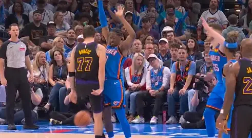 东契奇本赛季累计出战64场比赛，今日受伤可能无缘奖项评选今日NBA常规赛，湖人对