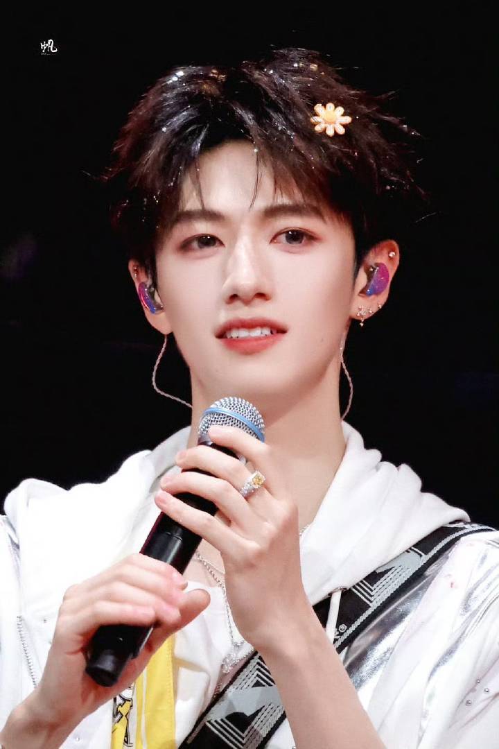 朱志鑫上榜娱乐白皮书最受年轻人喜爱明星三代top1➕团内第一个连续两年钻3️⃣实