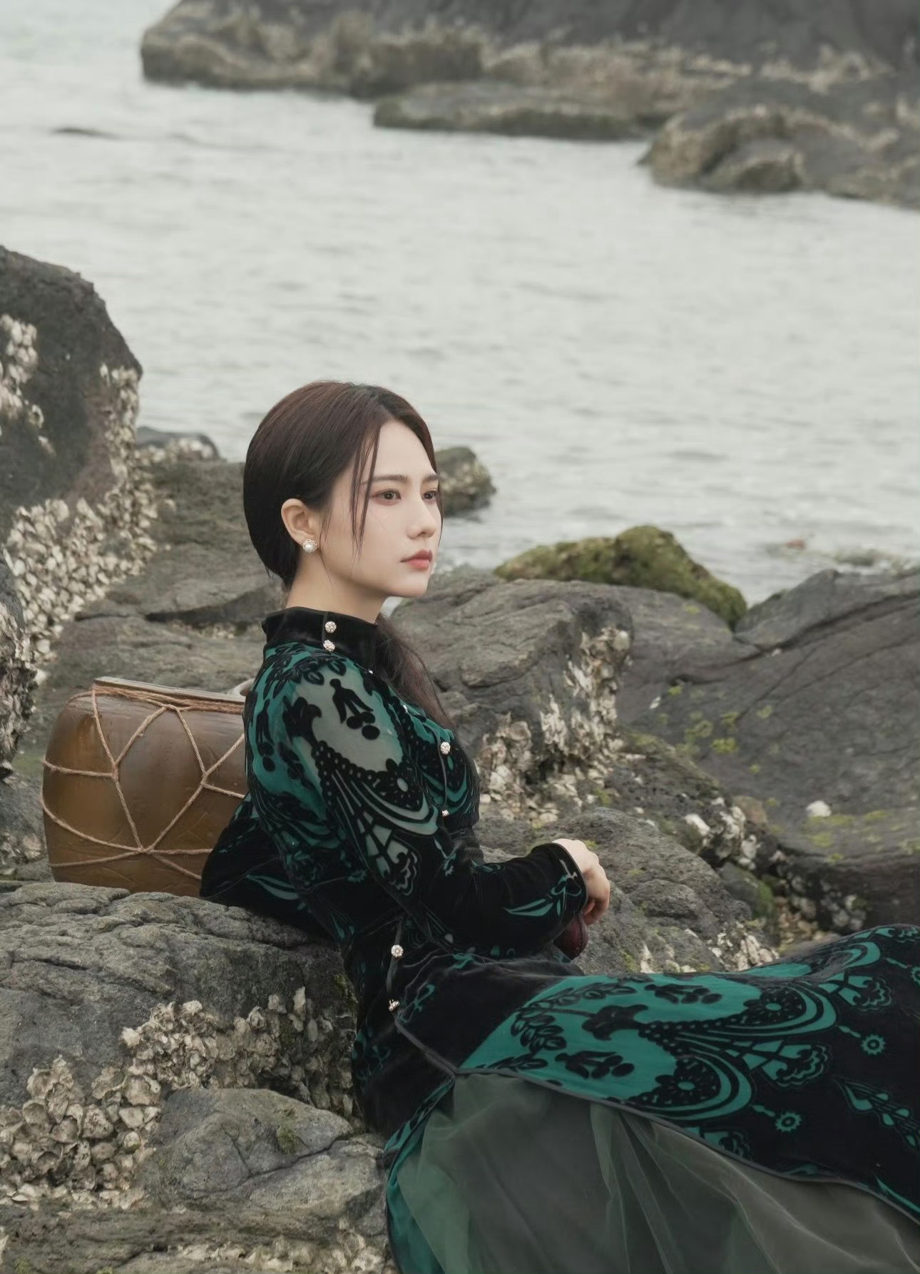 姜珮瑶又美又飒温柔旗袍遇上飒爽气场，两种气质碰撞太亮眼！姜珮瑶中式造型氛围感拉满