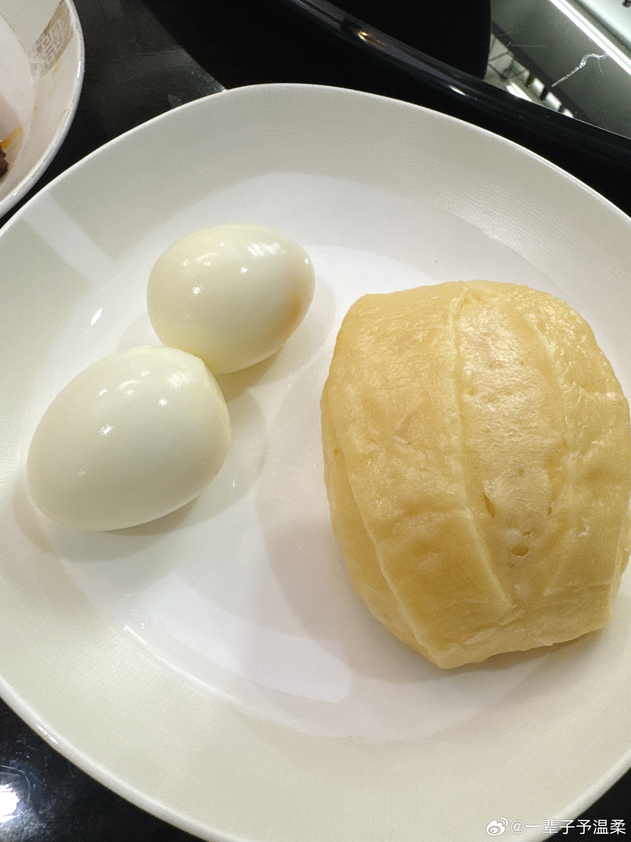 和少爷两个人的晚餐！非常nice，🥚和面包是早饭剩下的两母子有一颗减肥的心，却