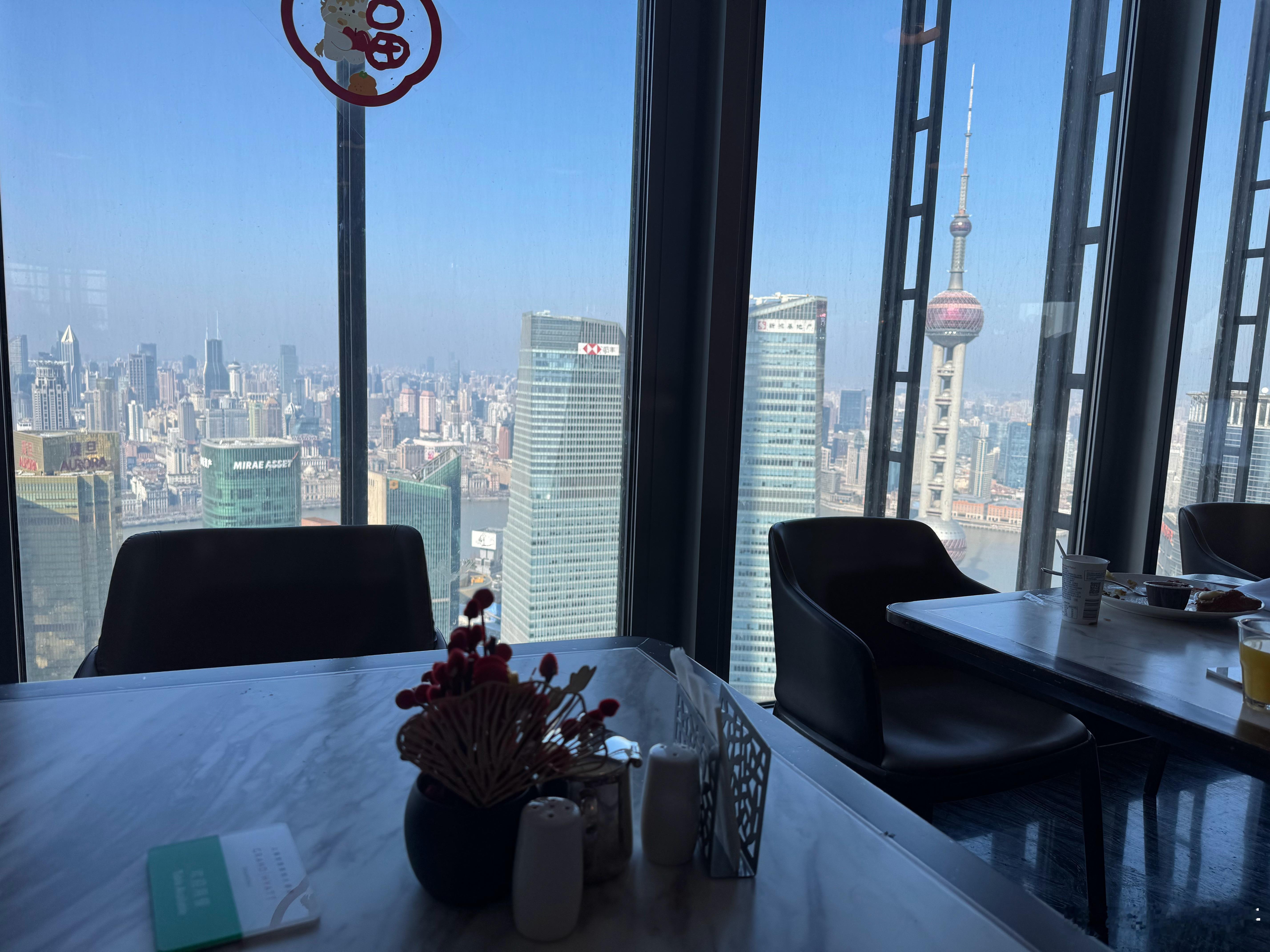 看着东方明珠吃早午餐 