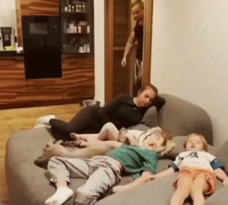 自从家了有了孩子之后，夫妻俩要想享受二人生活真是太难了[笑哭]中年夫妻过日子