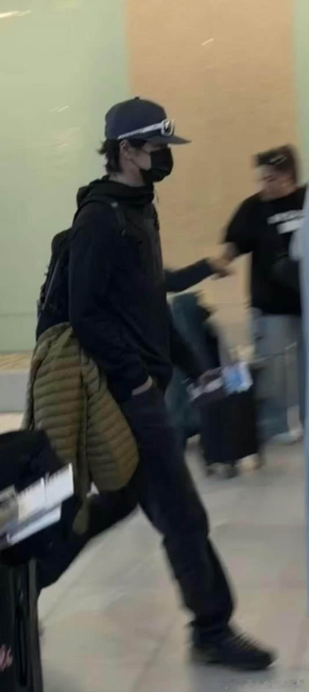 王一博帽子上面戴墨镜 ​​​ 潮男是这样的，帽子上面戴墨镜～ ​​​