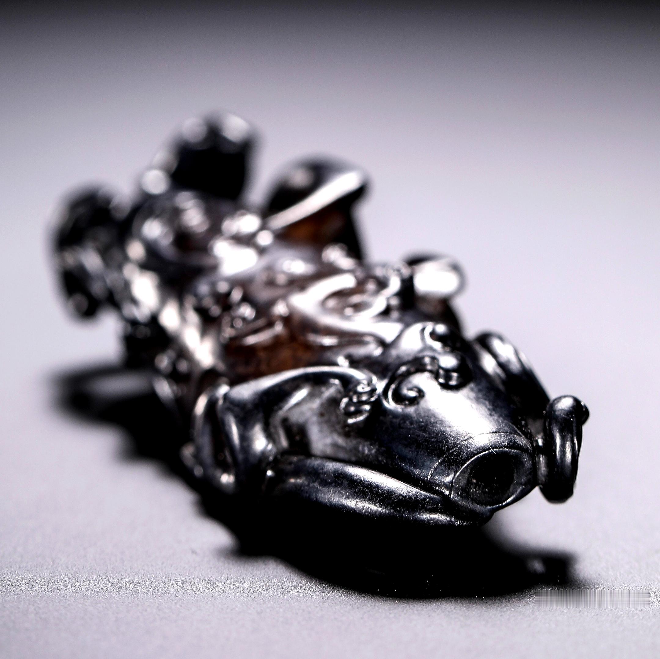 随想杂感 典型的汉代勒子(乐子)，新疆和田玉质，浑身黑漆古沁色，高浮雕加镂空雕，