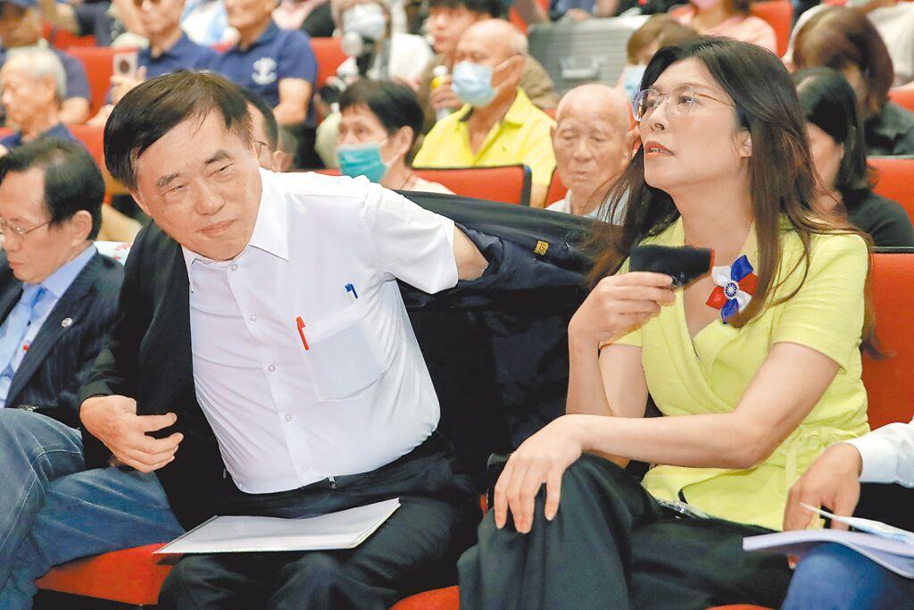 郝龙斌不同意世代交替  郑丽文将深入绿营抢翻盘

国民党主席选举政见发表会最后一