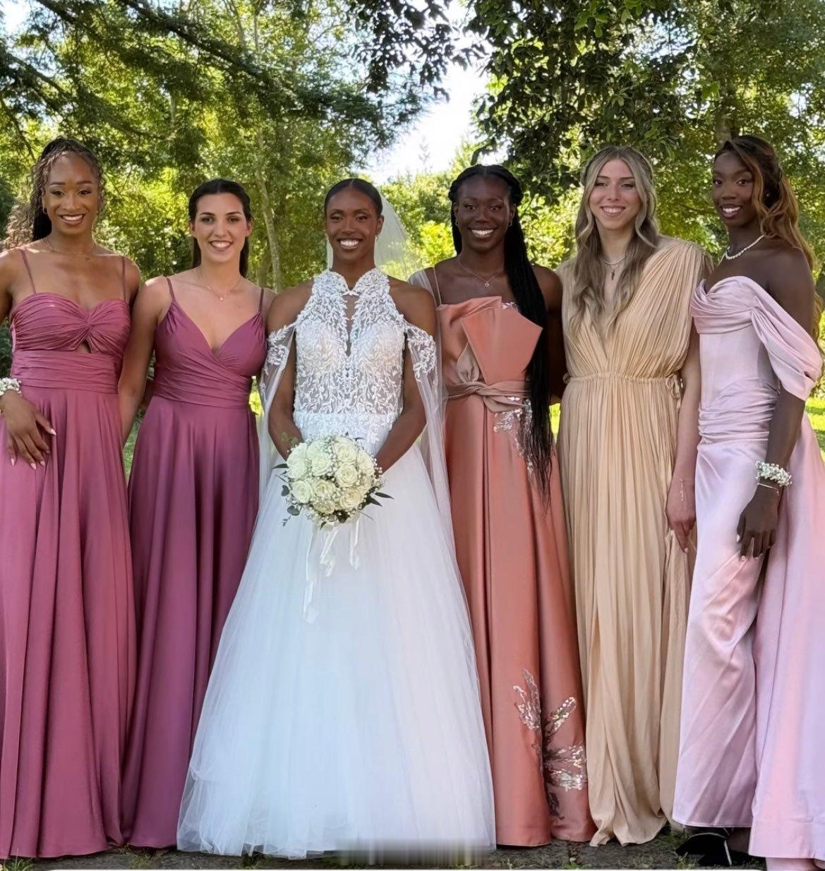 女排 👰🏾♀️ 西尔维娅·恩瓦卡洛尔和她的伴娘们合影📸 洛夫丝·奥莫鲁伊萨