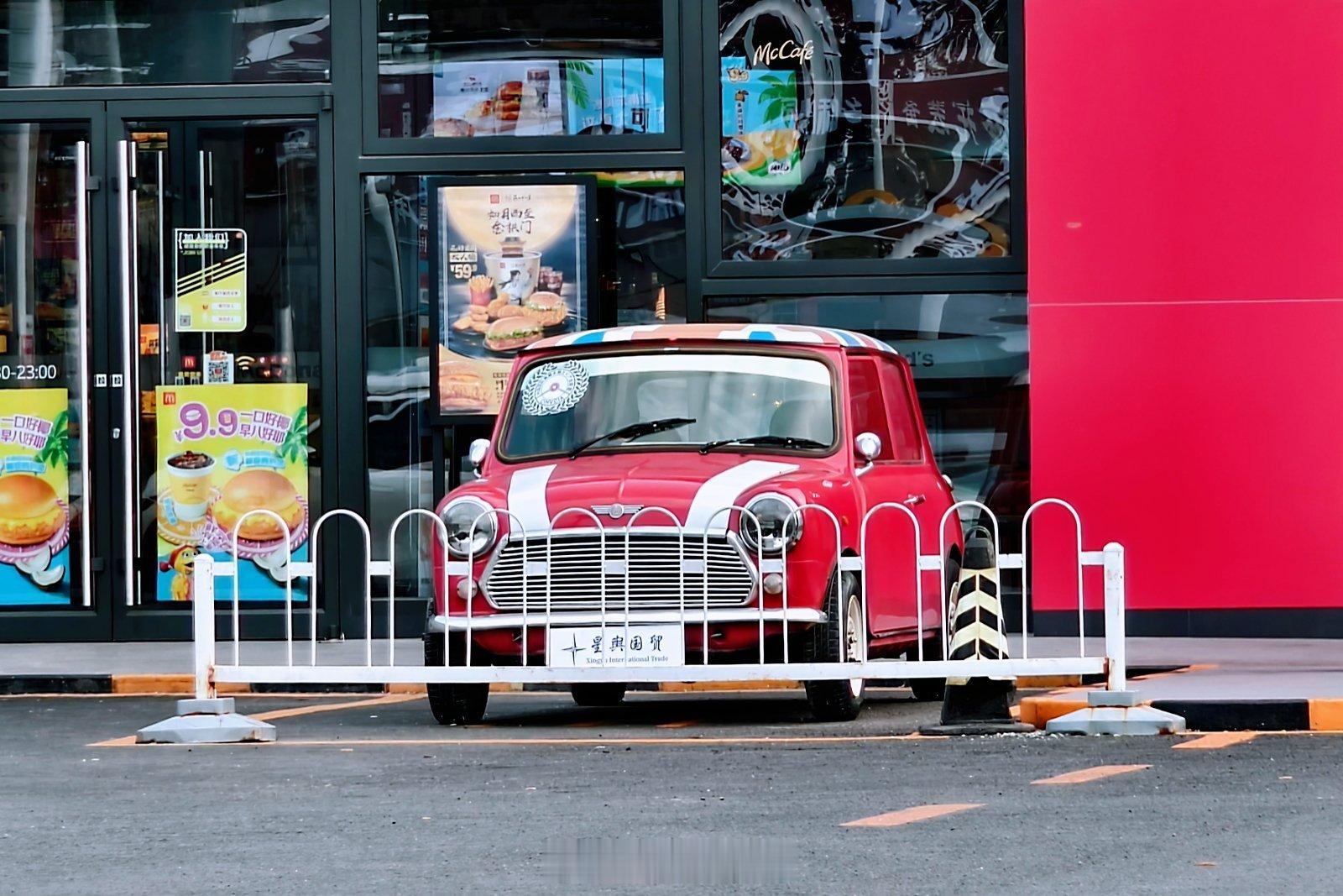 牡丹楼门口摆个Mini是几个意思？[思考]经典老车  ​​​