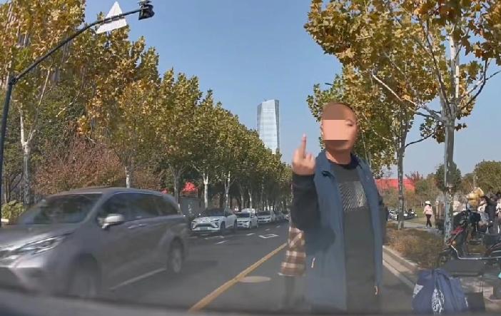 一家三口横穿马路，对司机竖中指
11月23日，上海，一司机发布行车记录仪视频。