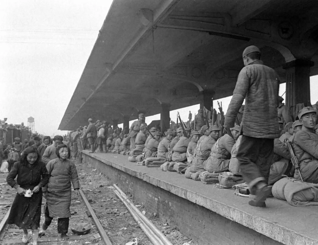 1948年11月，上海。大队国军集结在上海火车站，准备开赴徐州、蚌埠前...