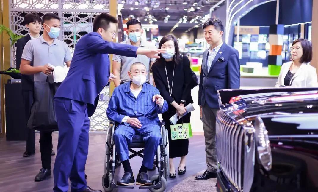 甘比把钩织爱好做成了轻奢品牌KUUKee，刘銮雄在背后稳稳托底。金钟JOYCE预