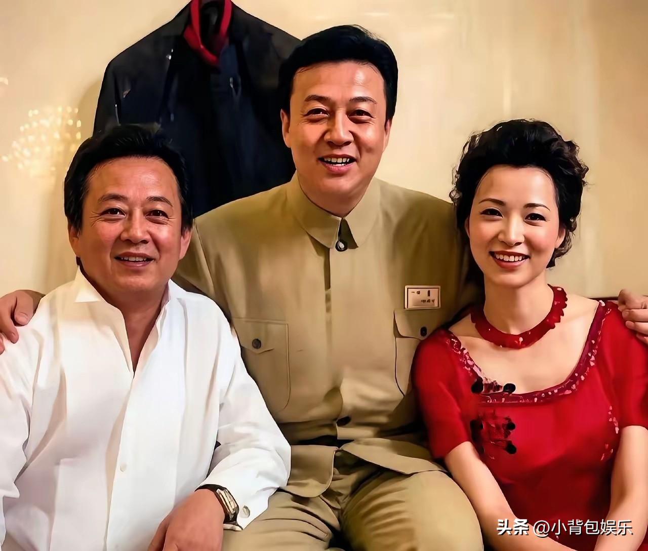 一张明星合影的老照片 了，认出了照片里的两位央视主持人，却没能认出他俩之间的这个