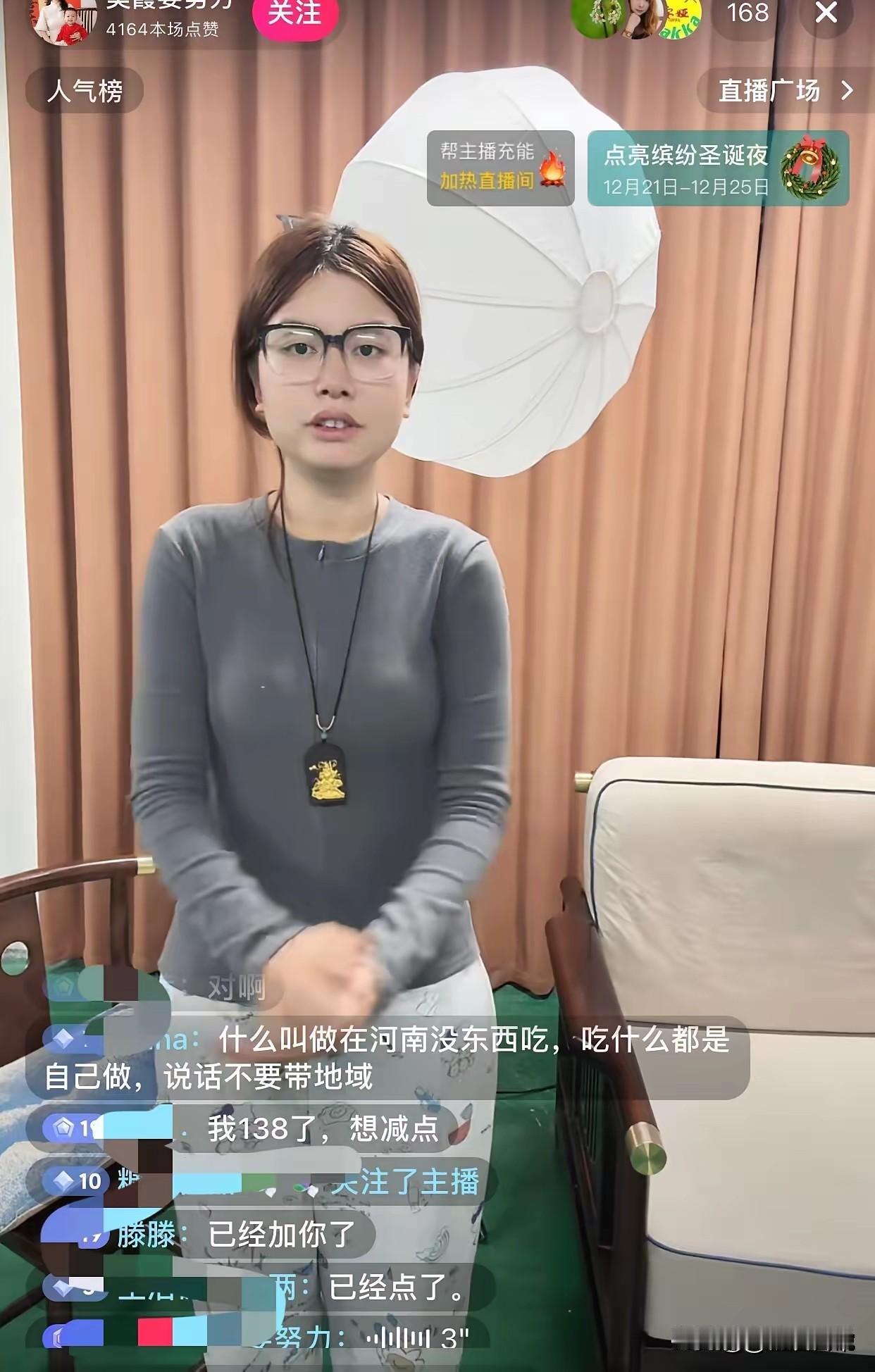 我觉得美霞儿子跟他亲爸，和跟继父在一起相比，孩子的笑容就是不同，跟亲爸在一起的时