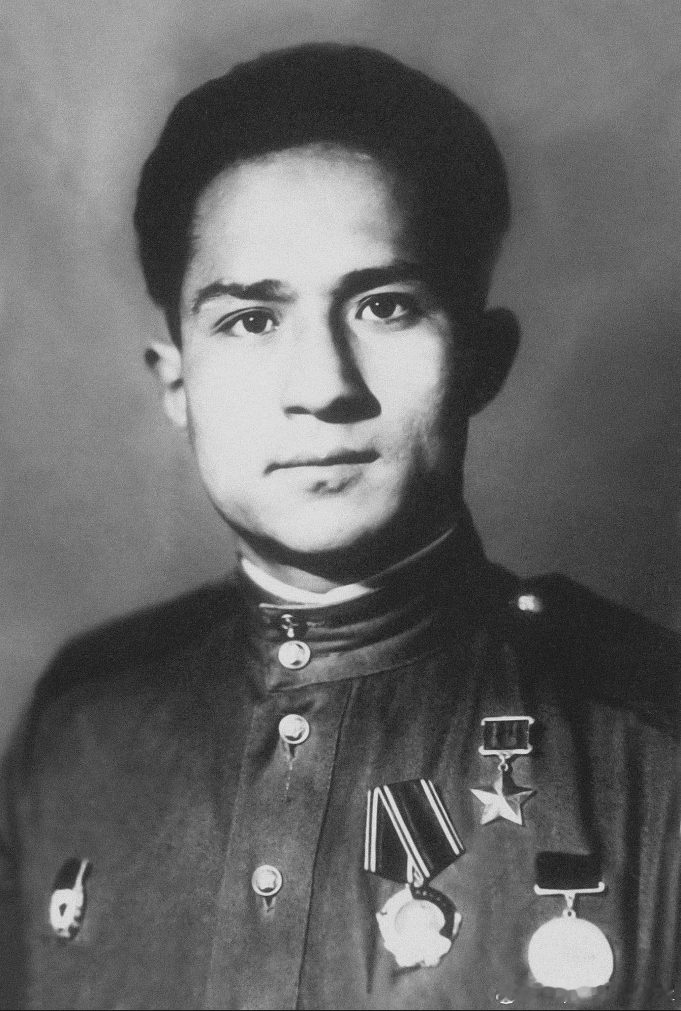 苏联英雄，反坦克歼击炮兵第1177团炮兵班长Ходи Исабаевич Кин