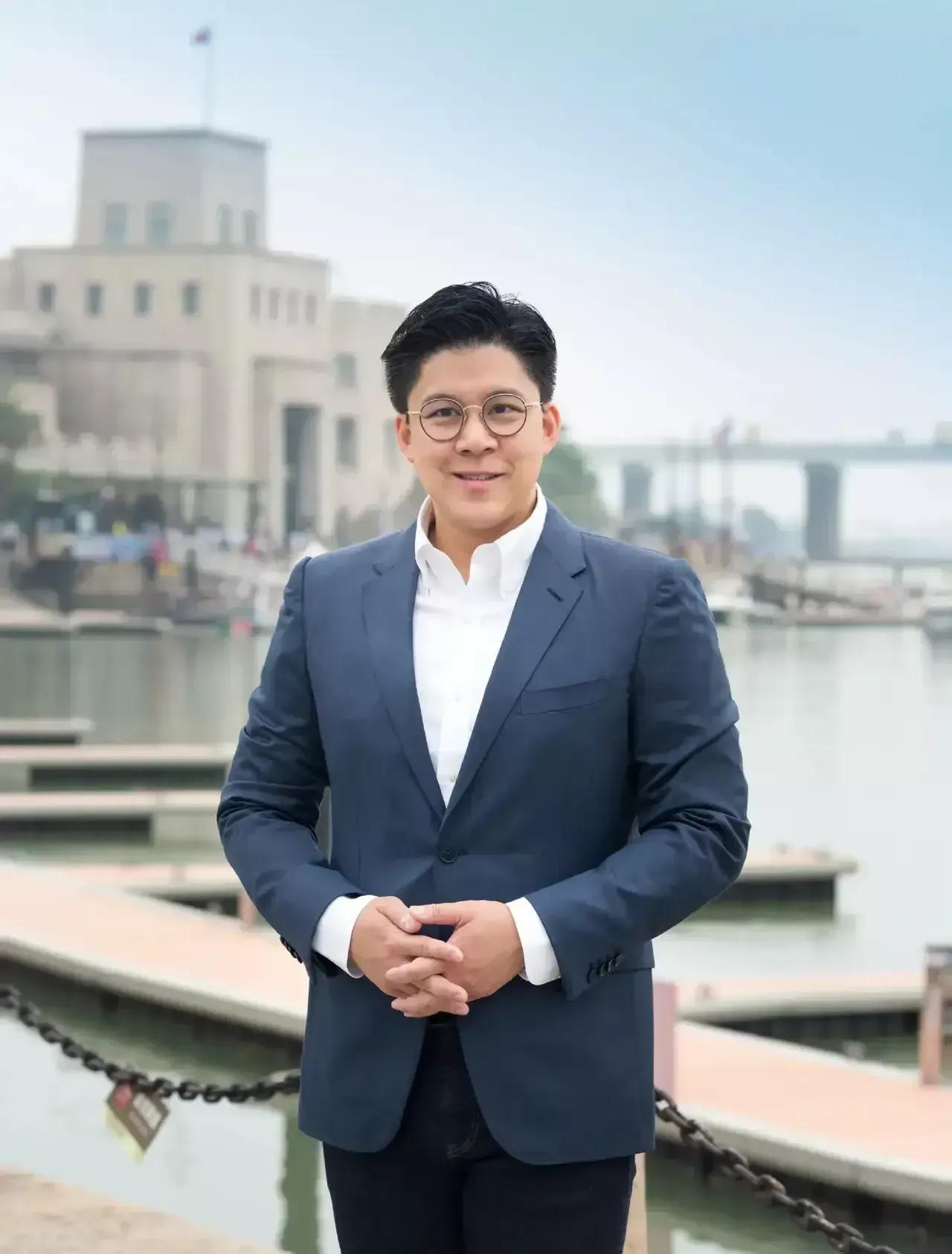 霍启刚是一个典型的富三代，一直以为他就是靠他爷霍英东和他爹霍震霆的名气娶到了“跳