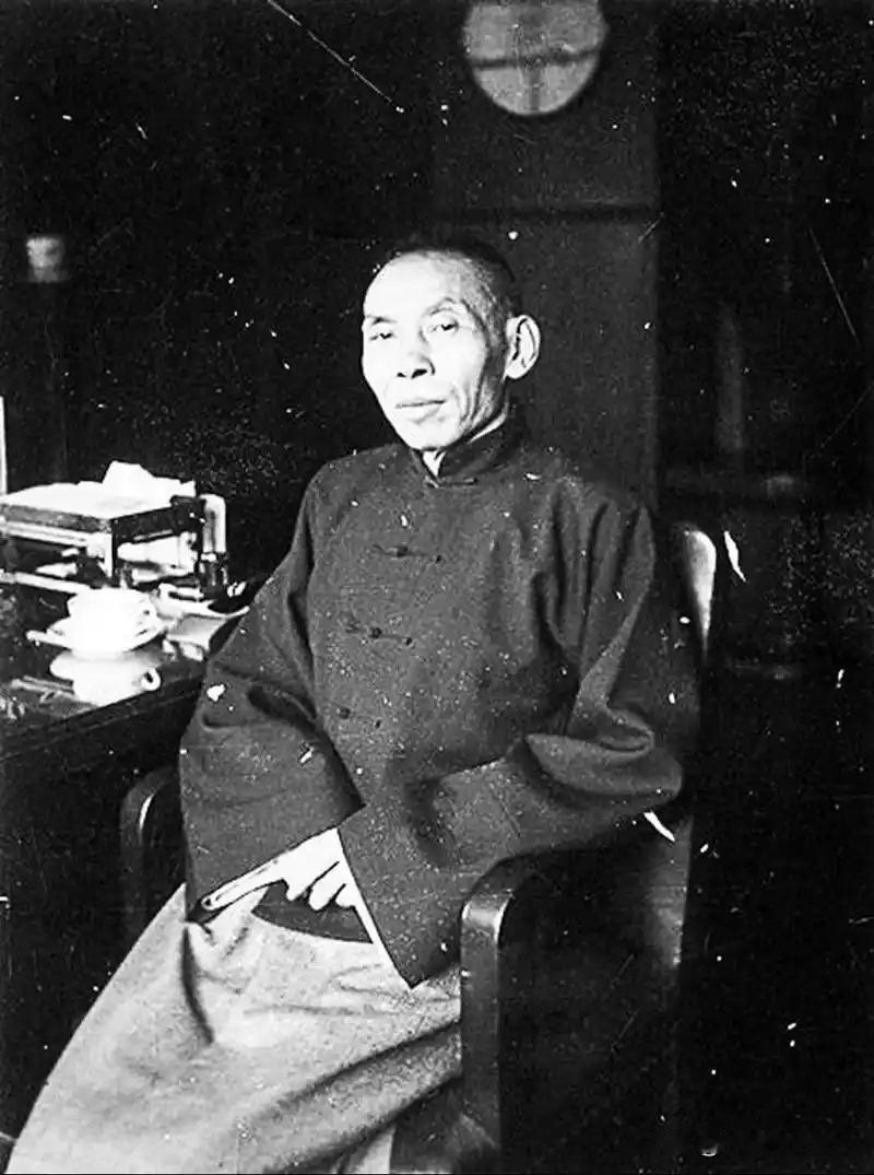 有一天，杜月笙去黄浦江边垂钓，过来了一帮地痞流氓，找杜月笙索要垂钓费，杜月笙道：