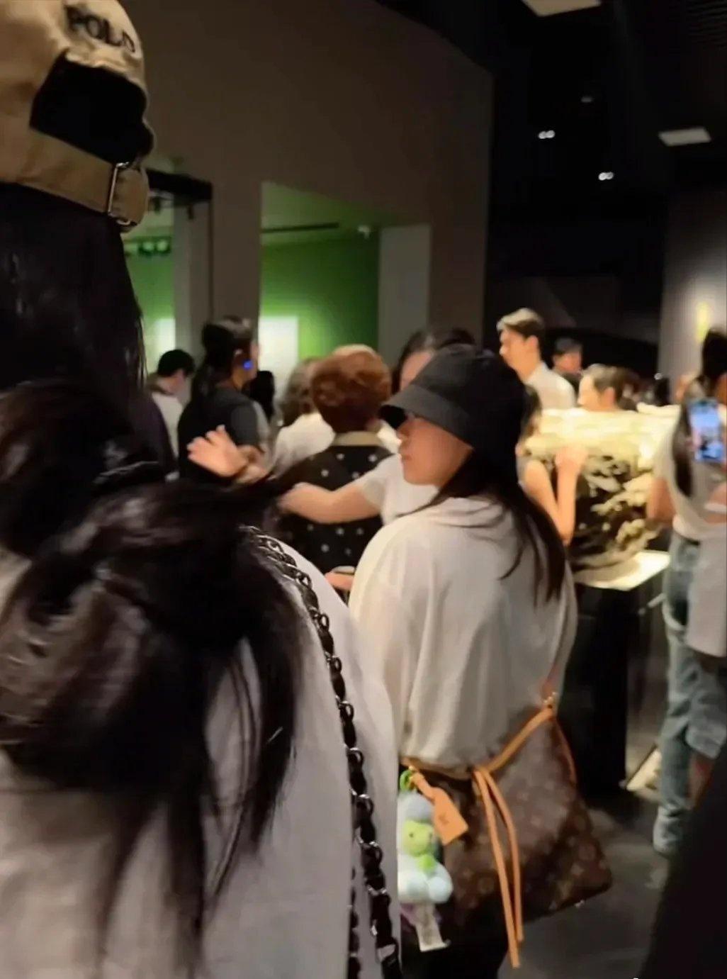 19岁的全红婵变化格外让人惊喜！近期现身成都博物馆参观的她模样大变，身形瘦了不少