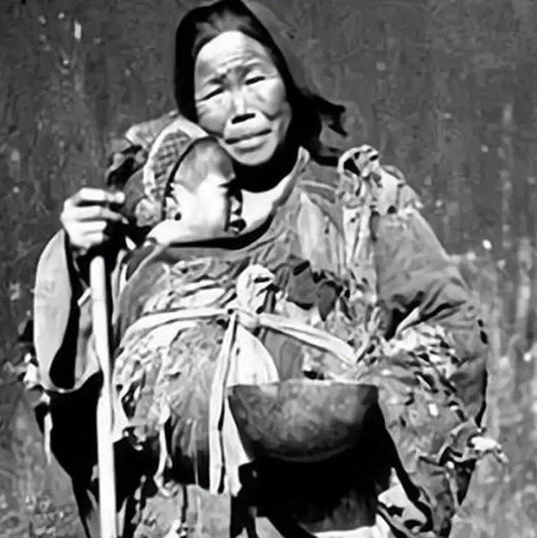 [微风]1939年，一位妇女为躲避国民党追击，抱着9个月大的婴儿在树林里狂奔。眼