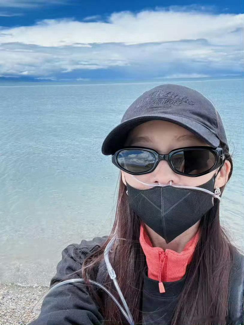 李沁插着鼻氧管自拍李沁西藏游plog 素颜出镜直面高原反应，鼻氧管搭配自拍，李沁