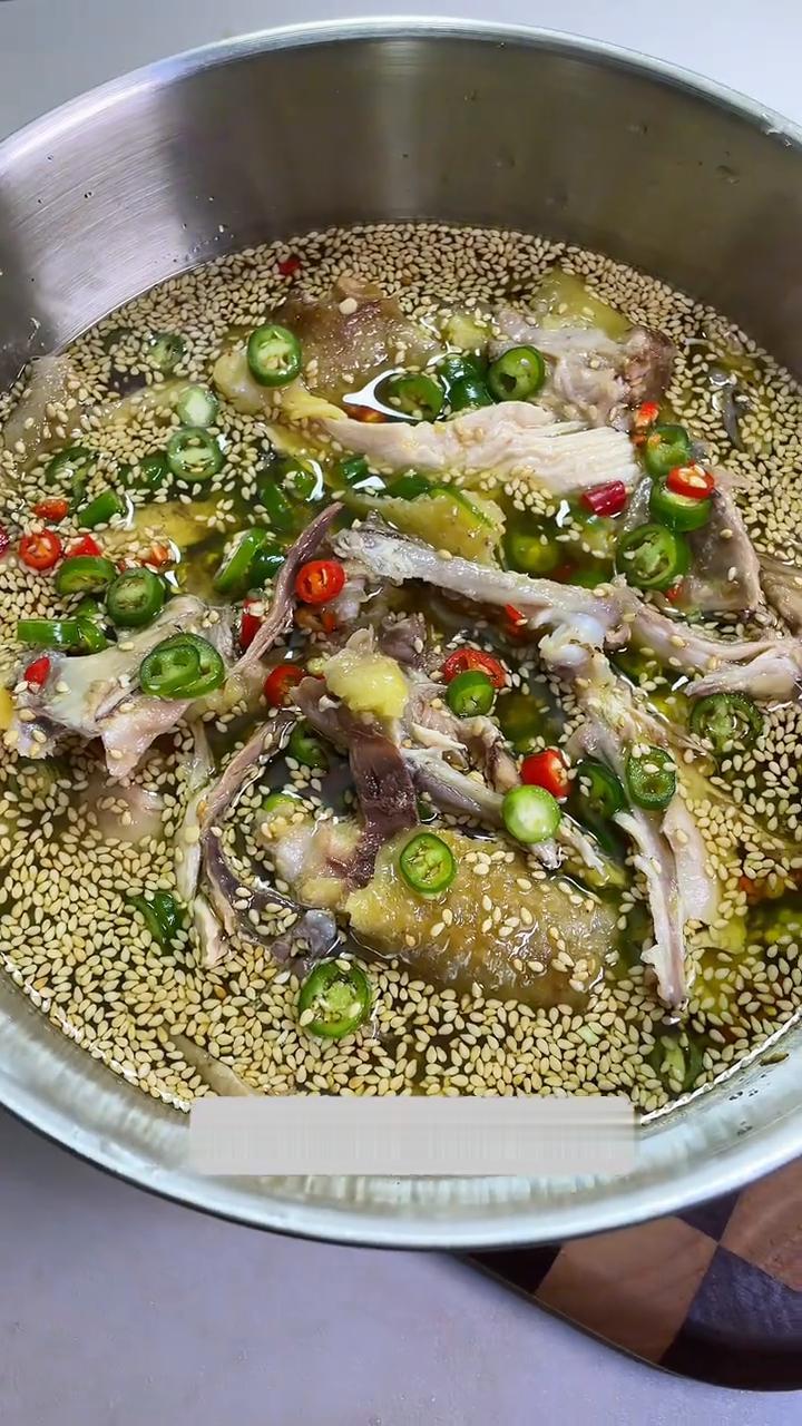 欢迎收看打工人拒绝外卖，自己做饭。今天吃的是零难度的藤椒手撕鸡。
·土鸡洗干净冷
