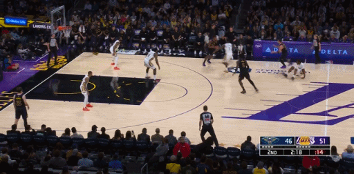 人贵有自知之明啊
今天湖人对阵鹈鹕的比赛中，湖人大中锋艾顿出现多次低级失误让人无