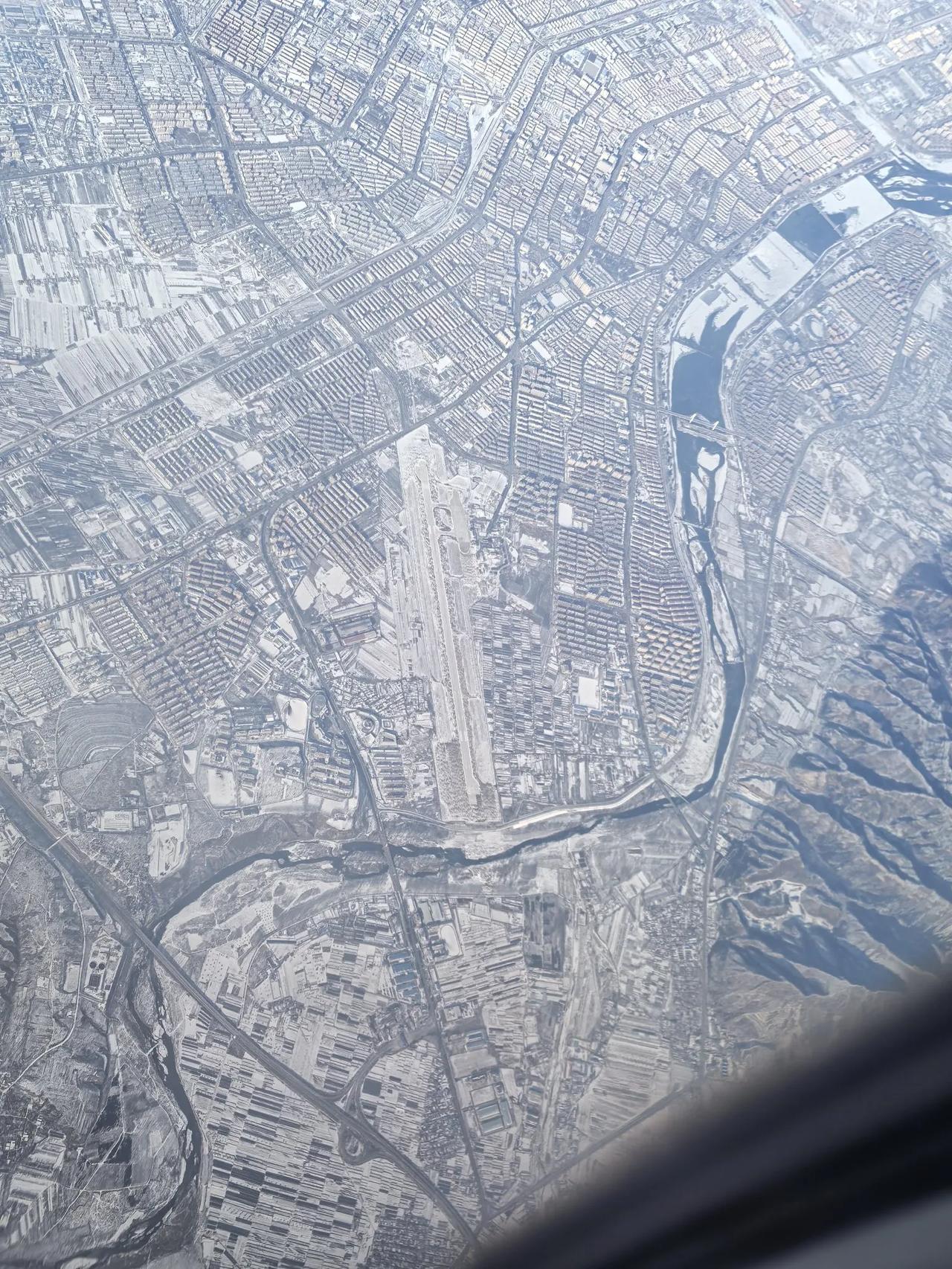 辽宁朝阳机场，从空中看，跑道上一层厚厚的积雪，没有打扫。
难道是机场关闭了吗？