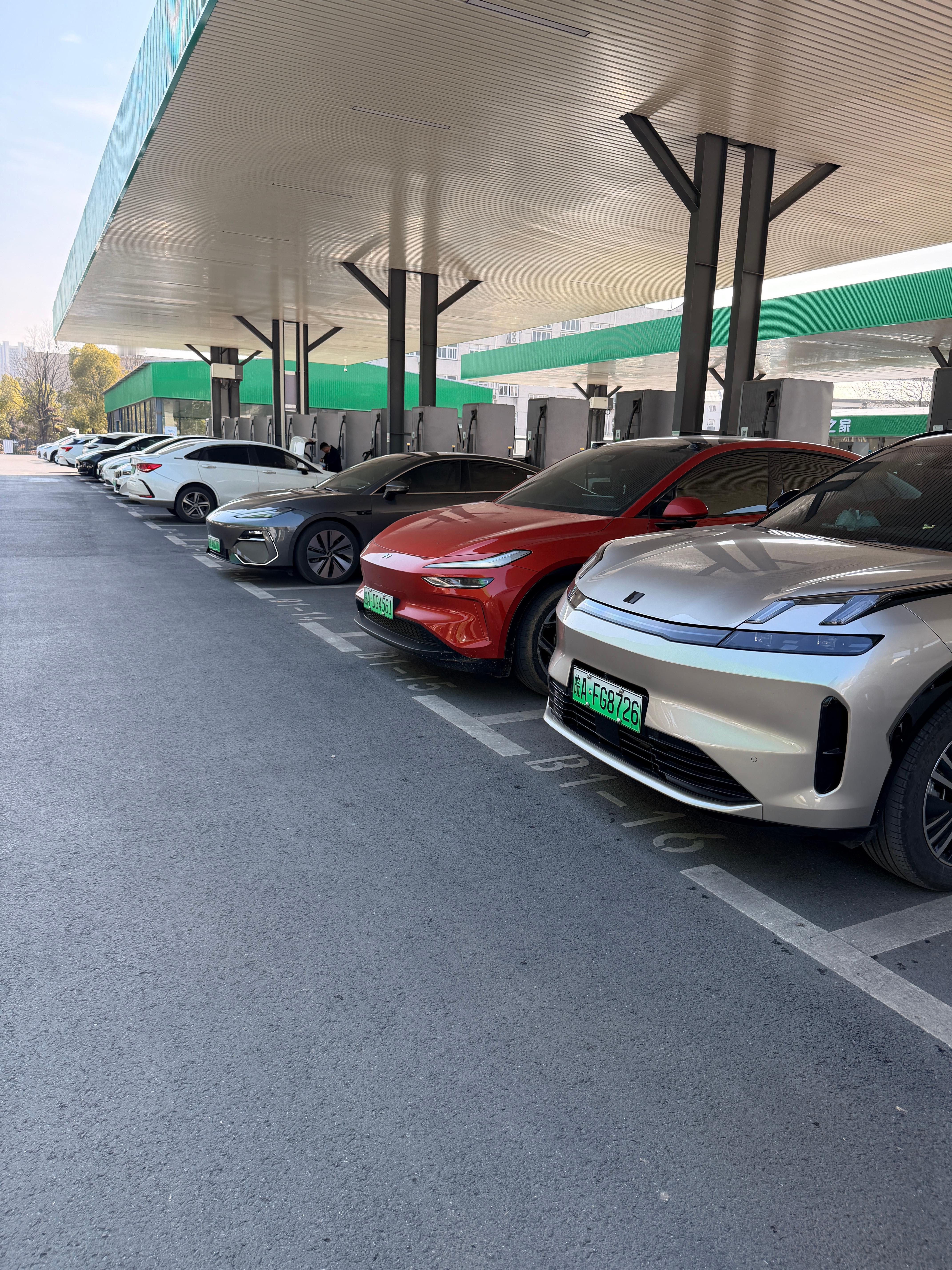 天呐！合肥的充电桩完全不够用的感觉啊……合肥的新能源汽车应该已经突破50万辆了，