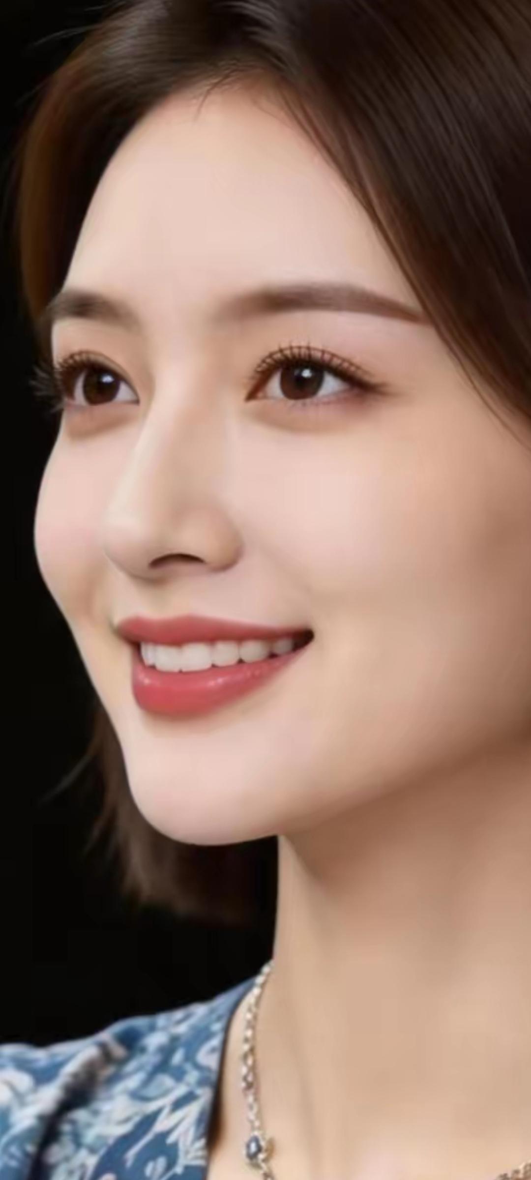 甜美笑容，温柔眼眸，时尚项链点缀，完美妆容，女神范儿十足！💄✨